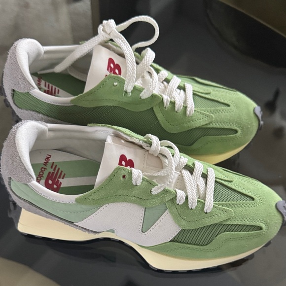 NWT! New Balance 327 Green and White Sneakers - Picture 7 of 7